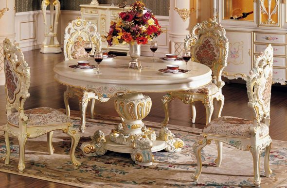 Barok tarzında yemek odasında güzel mobilya