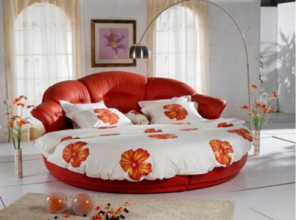 Piękna pościel na okrągłym łóżku