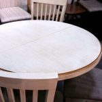 طاولة مستديرة خشبية جميلة مع كراسي خشبية
