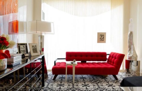 الأريكة الحمراء في غرفة المعيشة