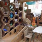 Kreativa möbler av kartong