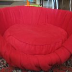 Czerwony fotelik dla dziecka