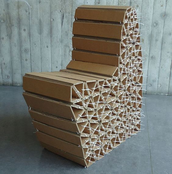 Kartoninių trikampių fotelis