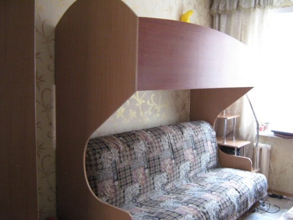 Łóżko na poddaszu dla małego mieszkania