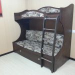 Łóżko na poddaszu dla małego pokoju