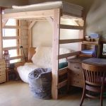 Drewniane łóżko na poddaszu zrób to sam