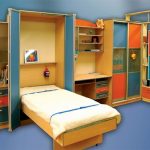 Çok renkli bir çocuk odası için kaldırma mekanizmalı yatak