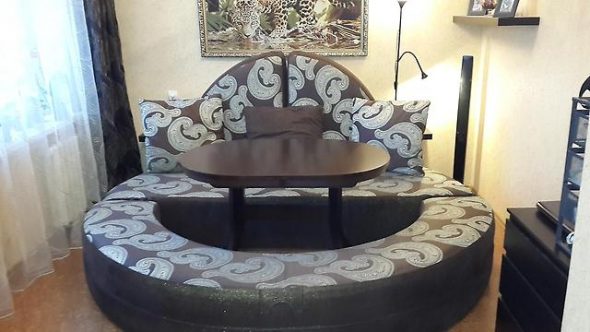 Okrągła, bezramowa rozkładana sofa dla wygody gości