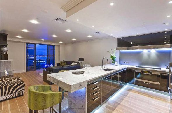 Dapur digabungkan dengan ruang tamu dalam gaya berteknologi tinggi
