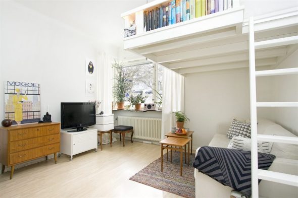 Studio apartman s krevetom na katu i prostorom za sjedenje u prizemlju