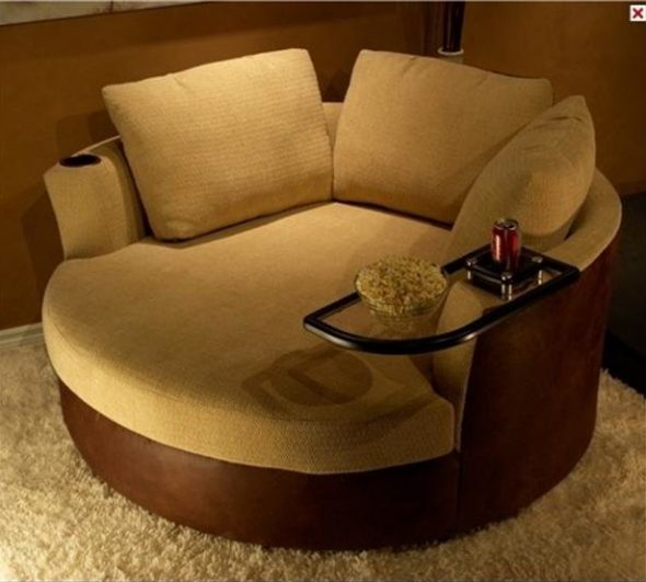 Mali i udoban kauč okruglog oblika
