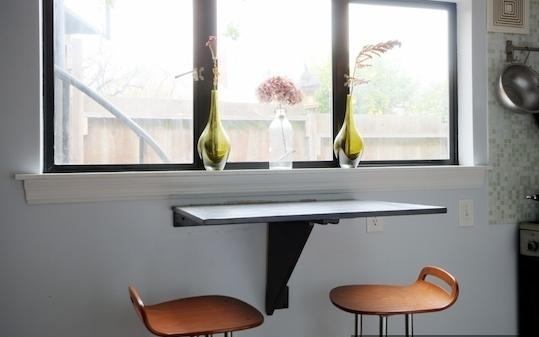 Piccolo tavolo pieghevole vicino alla finestra