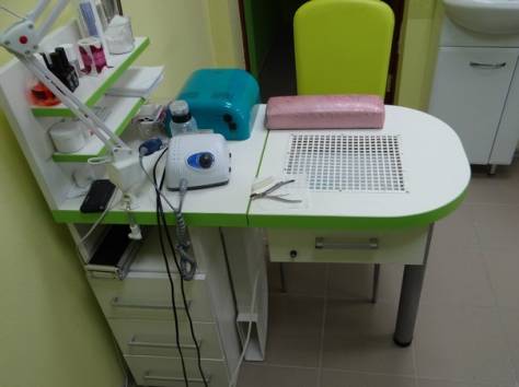 Manicure table with vacuum cleaner