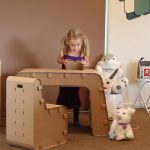 Möbler för ett barnrum från en kartong
