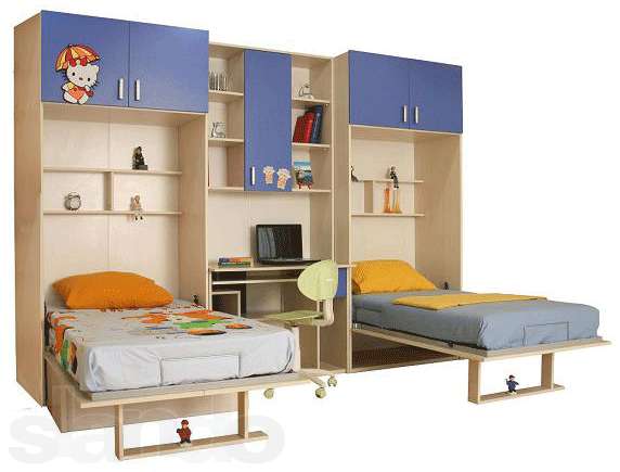 Möbler en transformator för pojken och flickan
