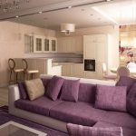 Mažas jaukus studijos apartamentai su violetine sofa