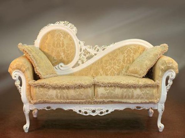 Mała miękka, barokowa sofa