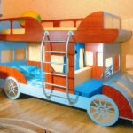 Neįprastos vaikų lovos Autobusas su žaidimų aikštele