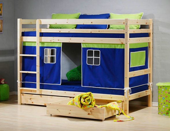 Primjer dječjeg kreveta s kućama ispod