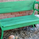 Jednoduchá zelená lavička
