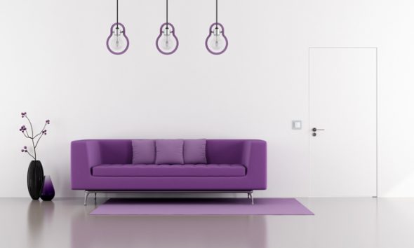 Paprasta violetinė sofa