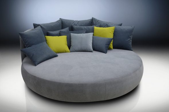 Jednostavan sivi okrugli kauč