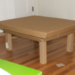 Jednoduchý kartonový stůl