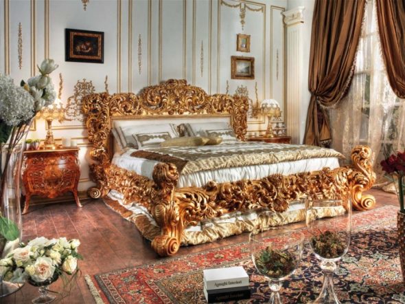 Kral yataklı geniş yatak odası