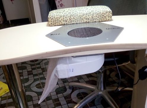 Vacuum cleaner for manicure table