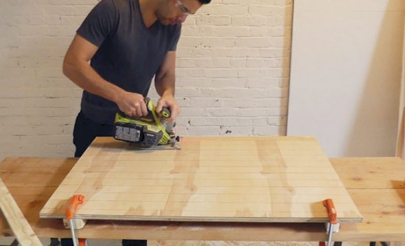 Sawing plywood with a circular saw