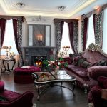 Luksuzna burgundska barokna dnevna soba