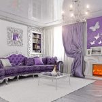 Elegant lila vardagsrum med vacker inredning.