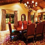 Elegant dining room na may isang hanay ng solid wood
