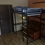 Eleganckie łóżko dla dorosłych na poddaszu