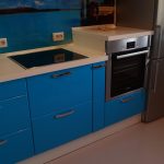 Mėlyna virtuvė su integruota orkaite
