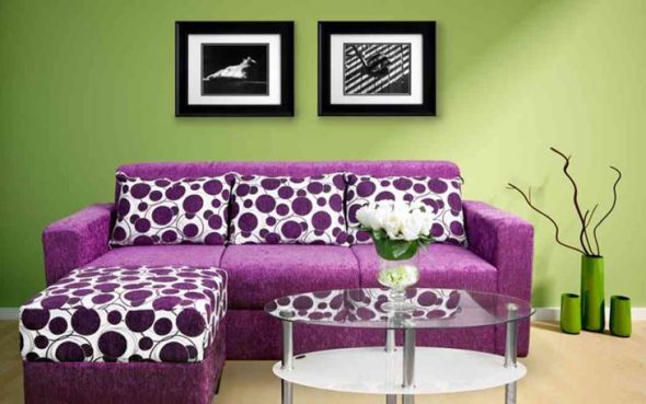 Lilac sofa na may magandang unan