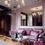 Lilac sofa sa isang klasikong interior
