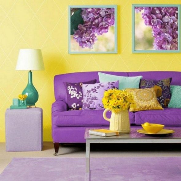 Kombinace fialové a žluté v interiéru