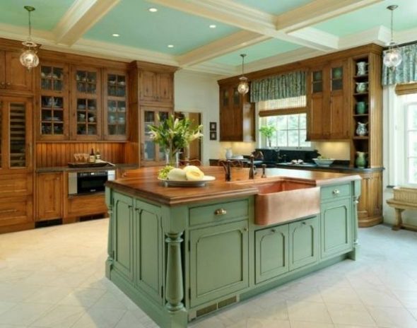 Mutfağın iç kısmında açık yeşil ve kahverengi