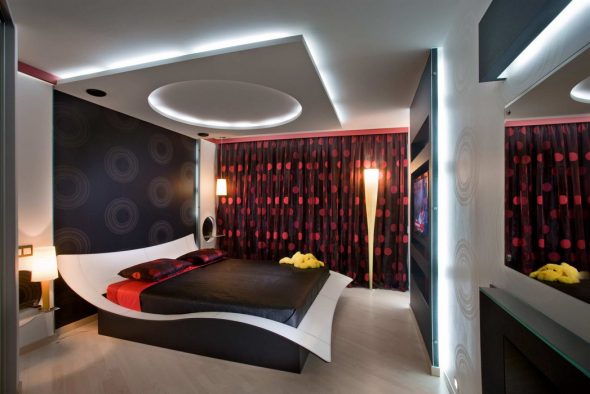 Sypialnia z designerskim łóżkiem i wielopoziomowym sufitem Sypialnia z designerskim łóżkiem i wielopoziomowym sufitem
