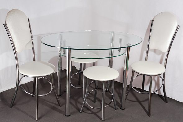 שולחן זכוכית עם שני סוגים של כיסאות