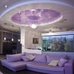 Stylový lila obývací pokoj