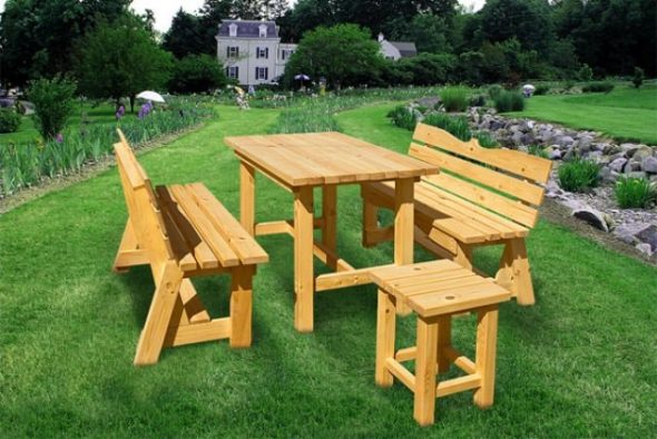 طاولة وكراسي على العشب الأخضر