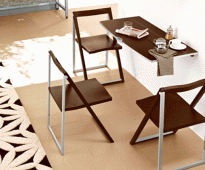 Fällbara stolar och ett hopfällbart bord för ett litet kök