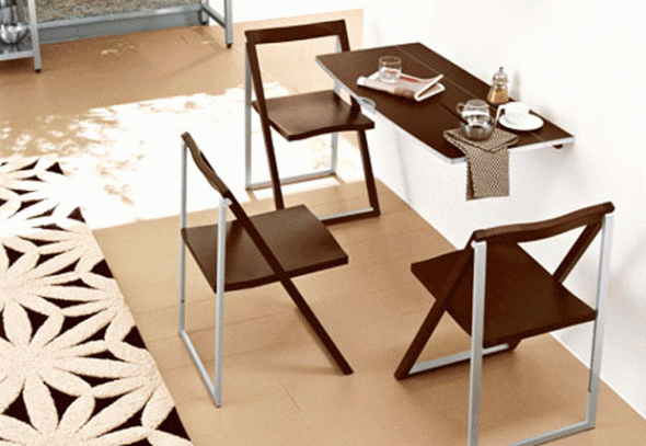 Folding chairs at isang folding table para sa isang maliit na kusina