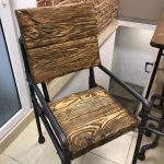 krzesło wykonane z profilowanej rury i drewna
