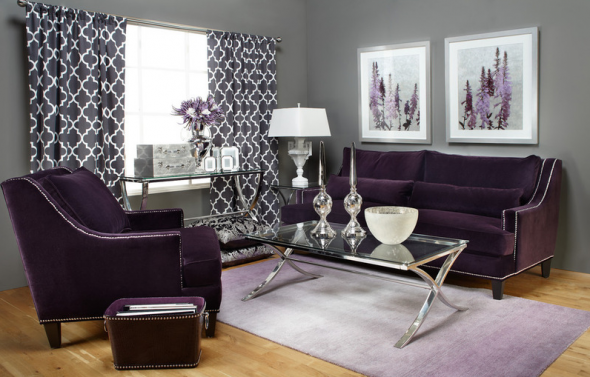 Šviesiai pilkos sienos ir violetinė sofa