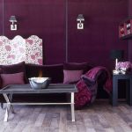 Tamsiai violetinė sofa svetainėje