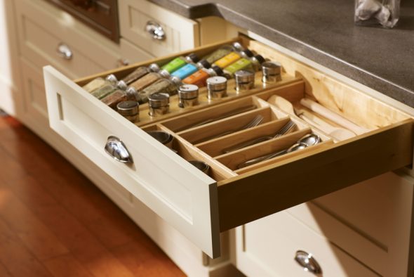 Convenient organization of cutlery and jars with spices