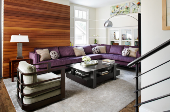 V obývacím pokoji je fialová pohovka